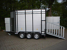 Tridem veetrailer met draaideur