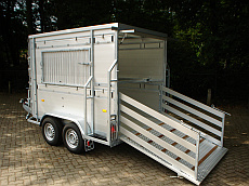 Veetrailer met laadklep open