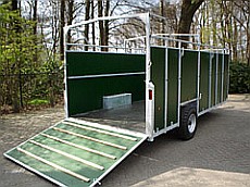 Koeienwagen met laadklep open